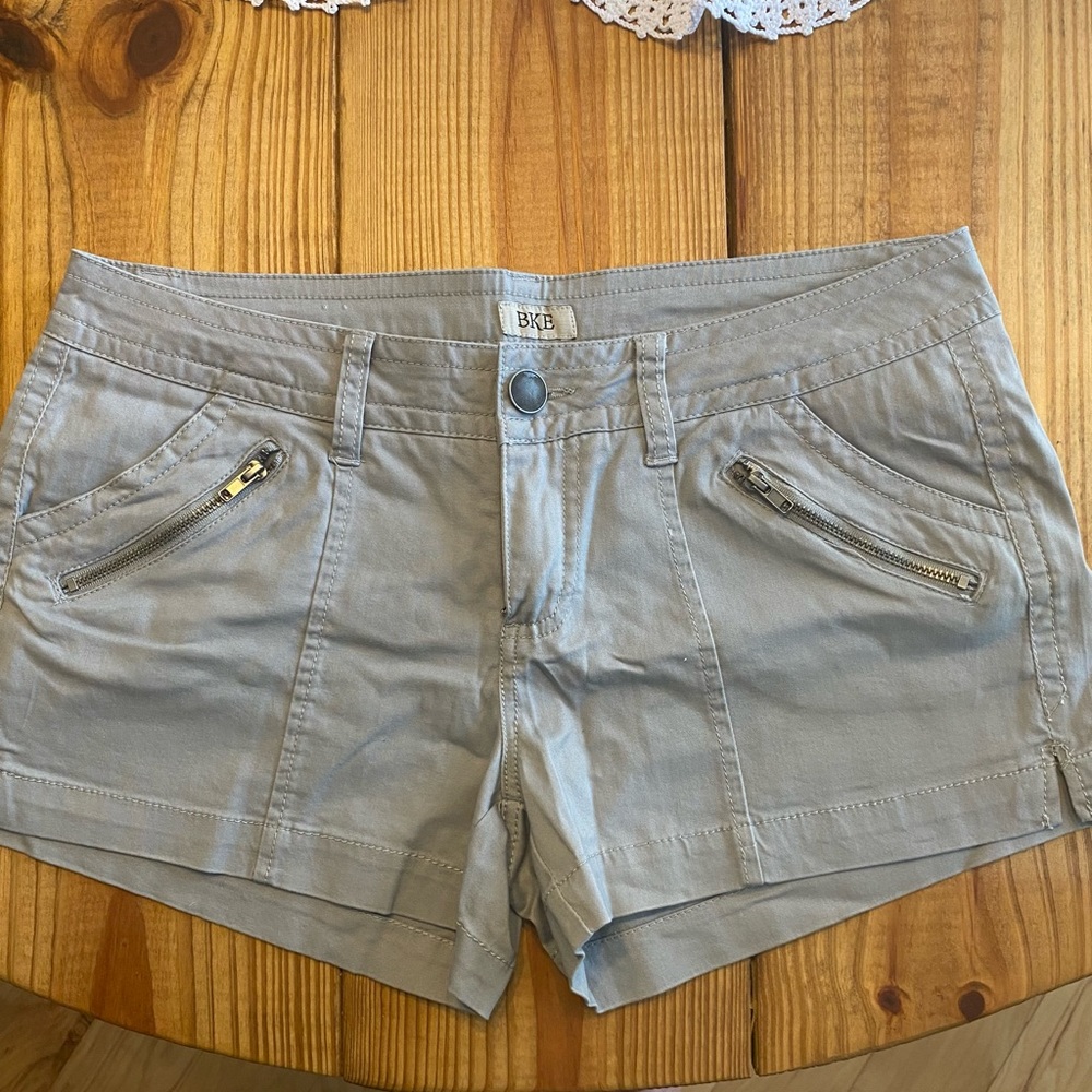 BKE Women's Light Gray Cargo Shorts with Zip Pockets